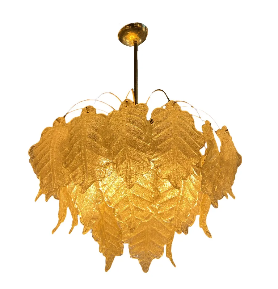 zwei antike hängelampen mit goldenem blattdesign