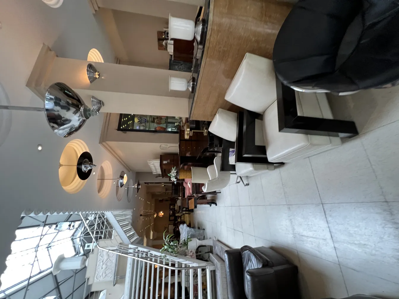 2 antike Hängelampen in einer eleganten Umgebung