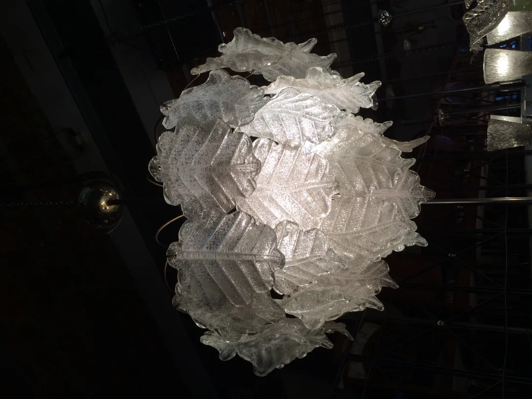 2 مصابيح معلقة قديمة بتصميم مزخرف في بيئة دافئة