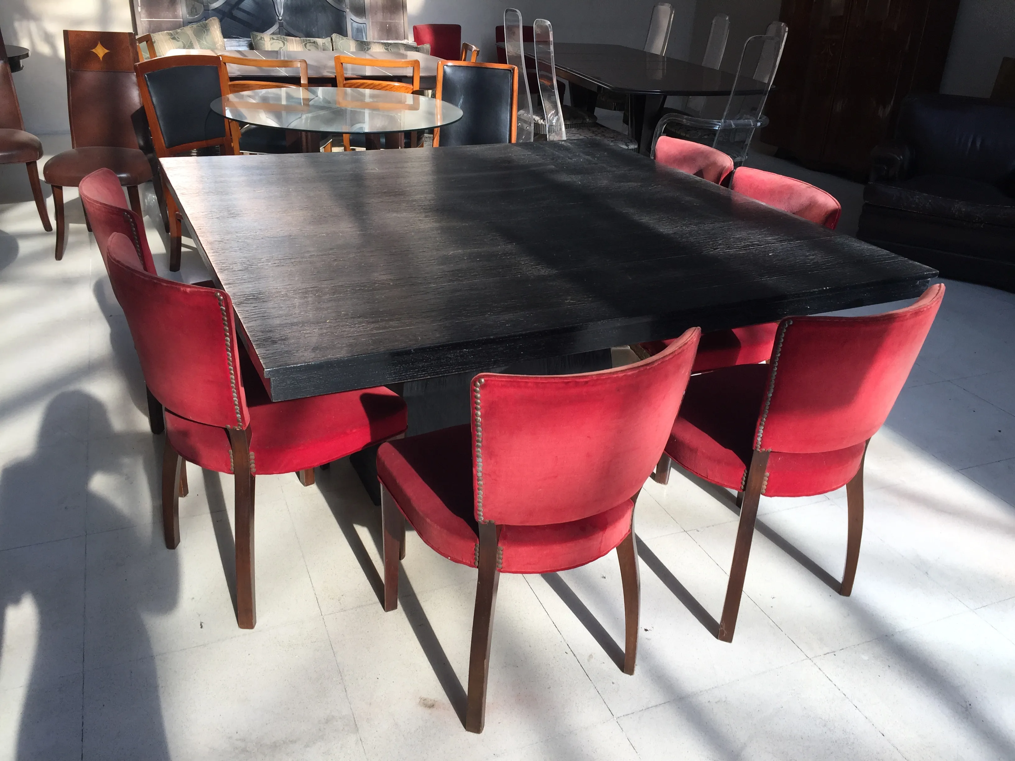 Mesa de jantar antiga Art Deco com cadeiras vermelhas, para 8 pessoas.