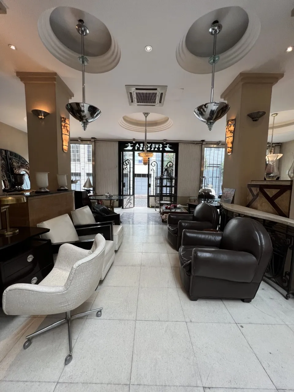 due lampade a sospensione antiche in un ambiente elegante