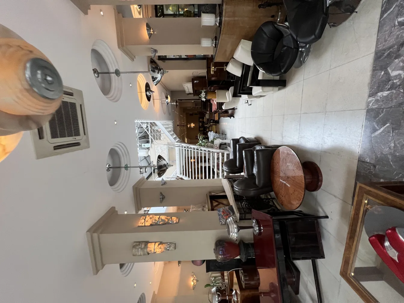 古董吊灯在优雅家具的温馨客厅中的视图。