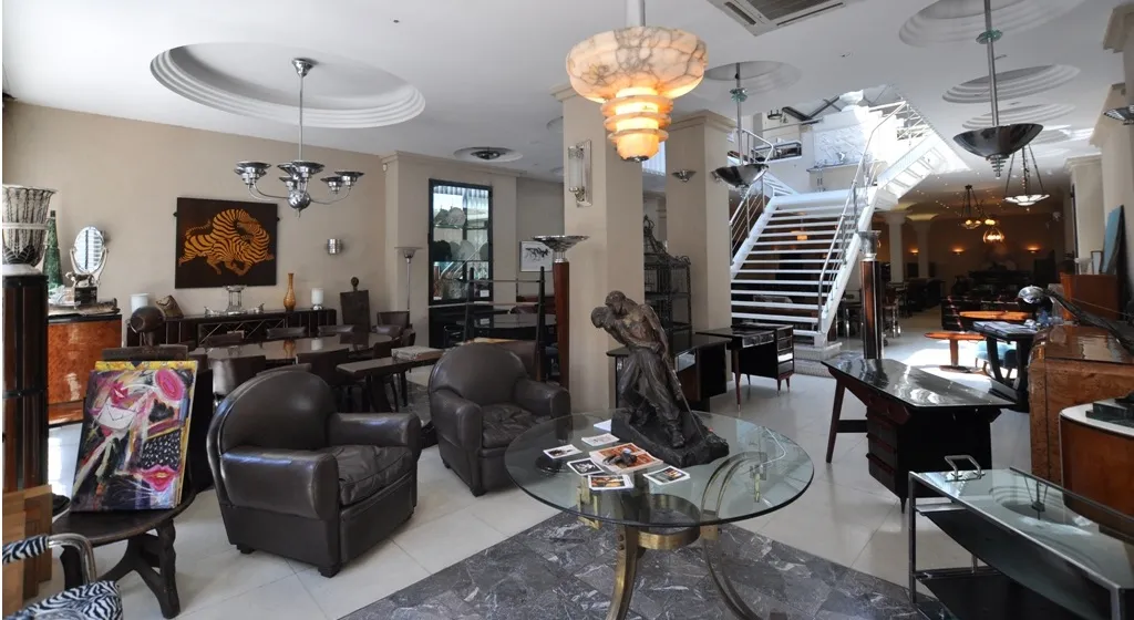 Umgebungsansicht von zwei antiken hängelampen in einem eleganten Wohnzimmer mit modernen Möbeln.