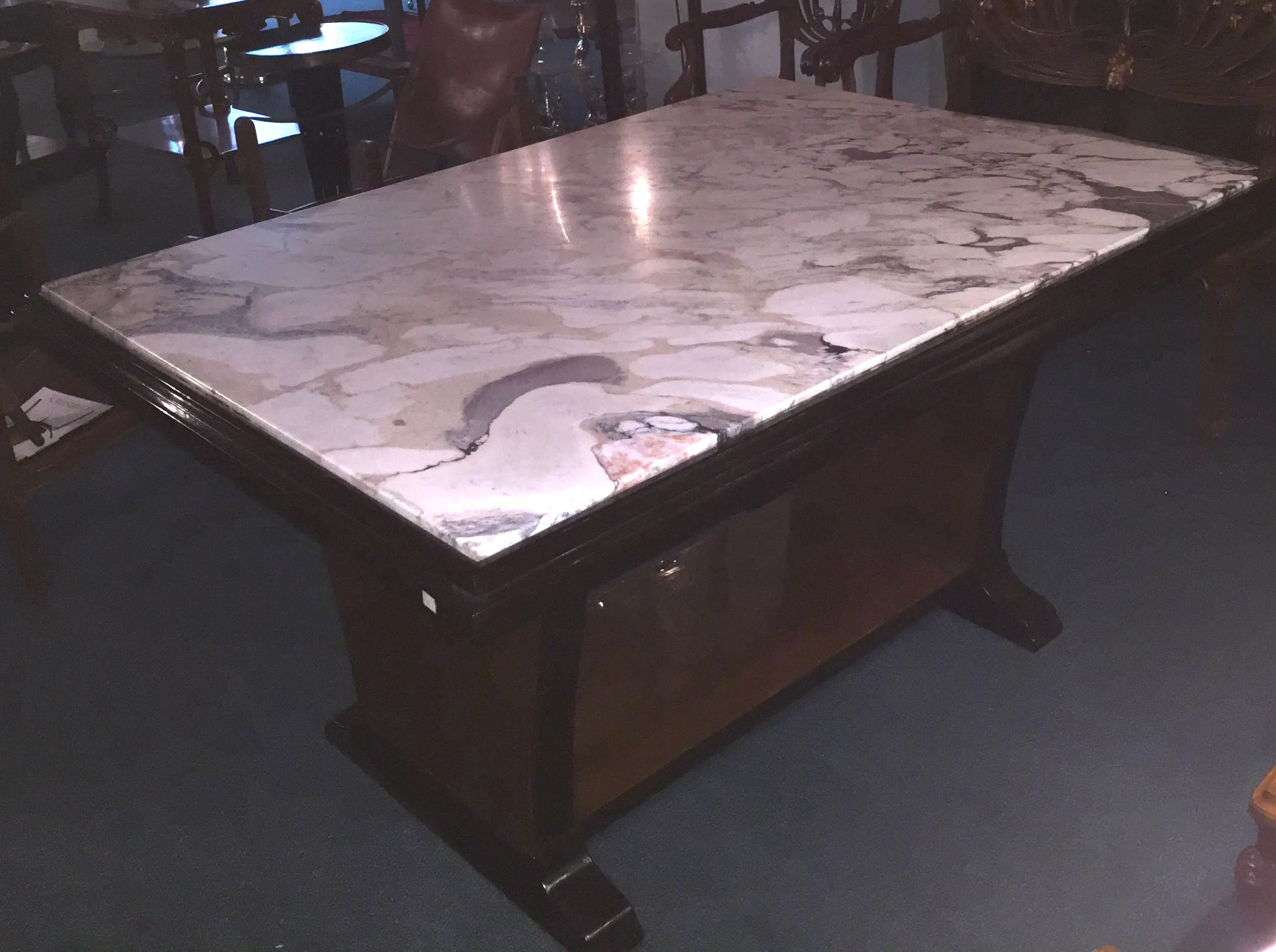 antik esstisch art deco mit detaillierter oberfläche und eleganten füßen, klassisches ambiente.