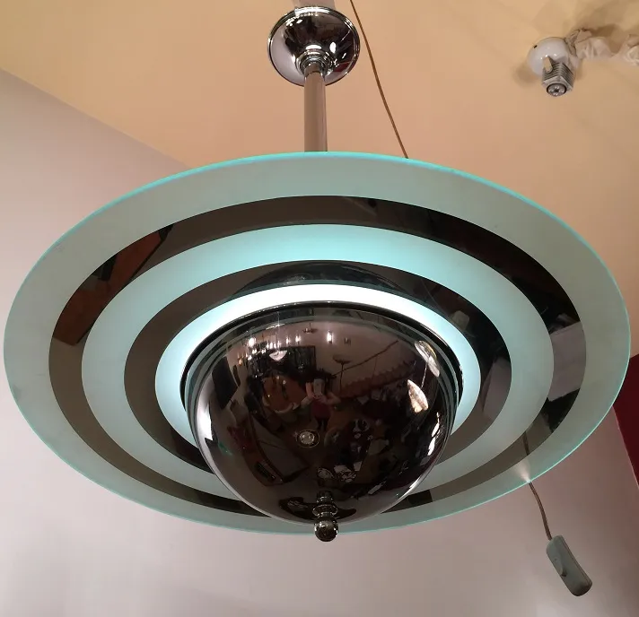 円形の光沢のあるデザインの2個のアンティーク吊り下げランプ。