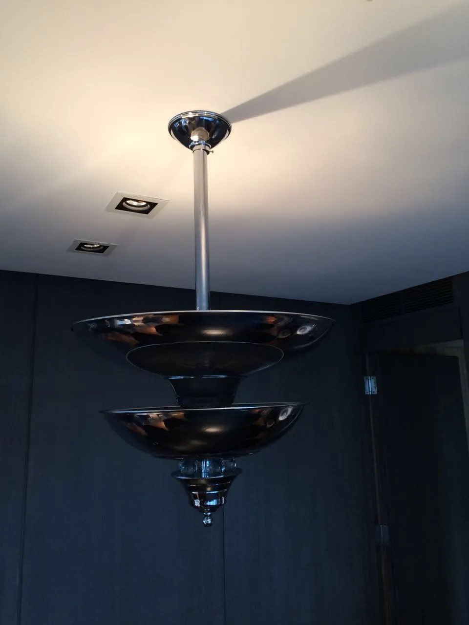 Duas lampadas de teto antigas com design moderno, elegantemente suspensas