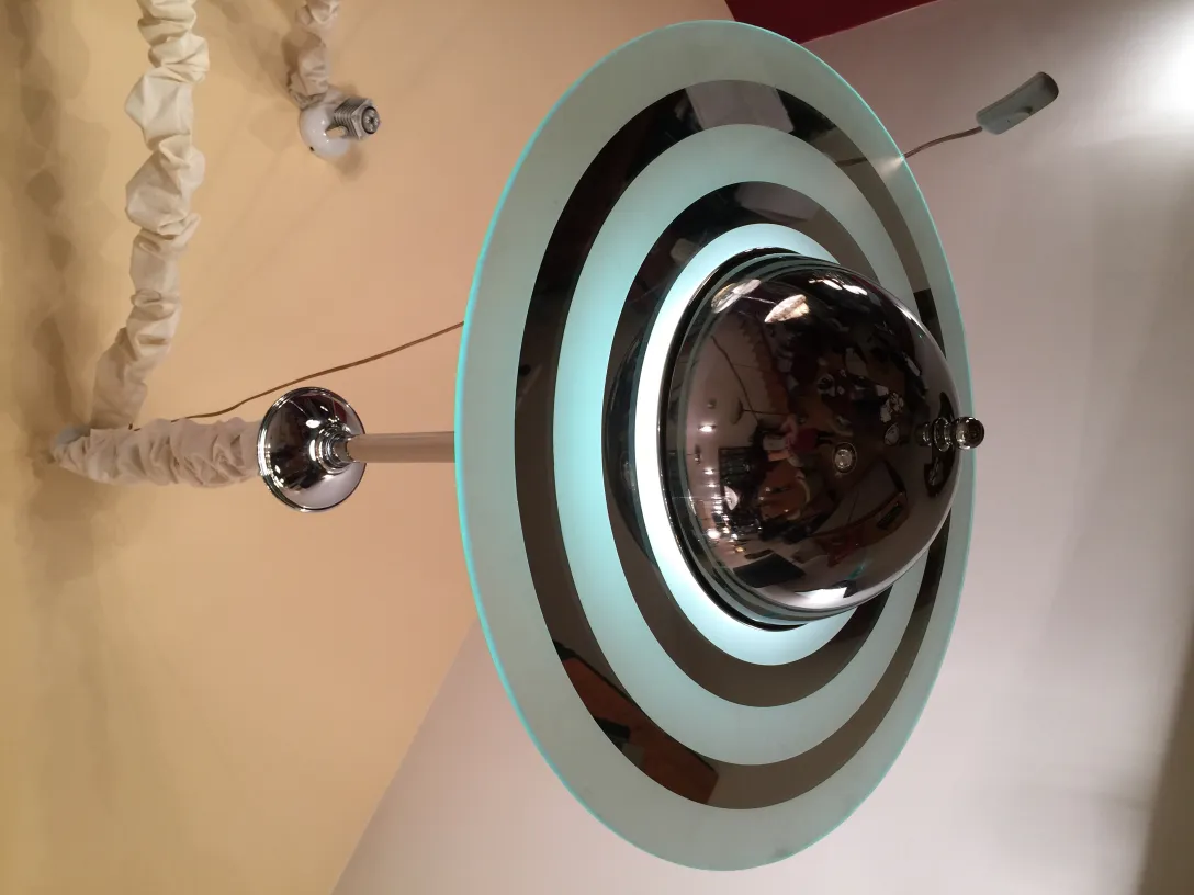 Vista superior de 2 lampadas de teto antigas com detalhes decorativos e um fundo suave