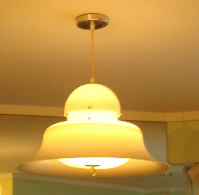 Dos lámparas de techo antiguas iluminando un ambiente acogedor