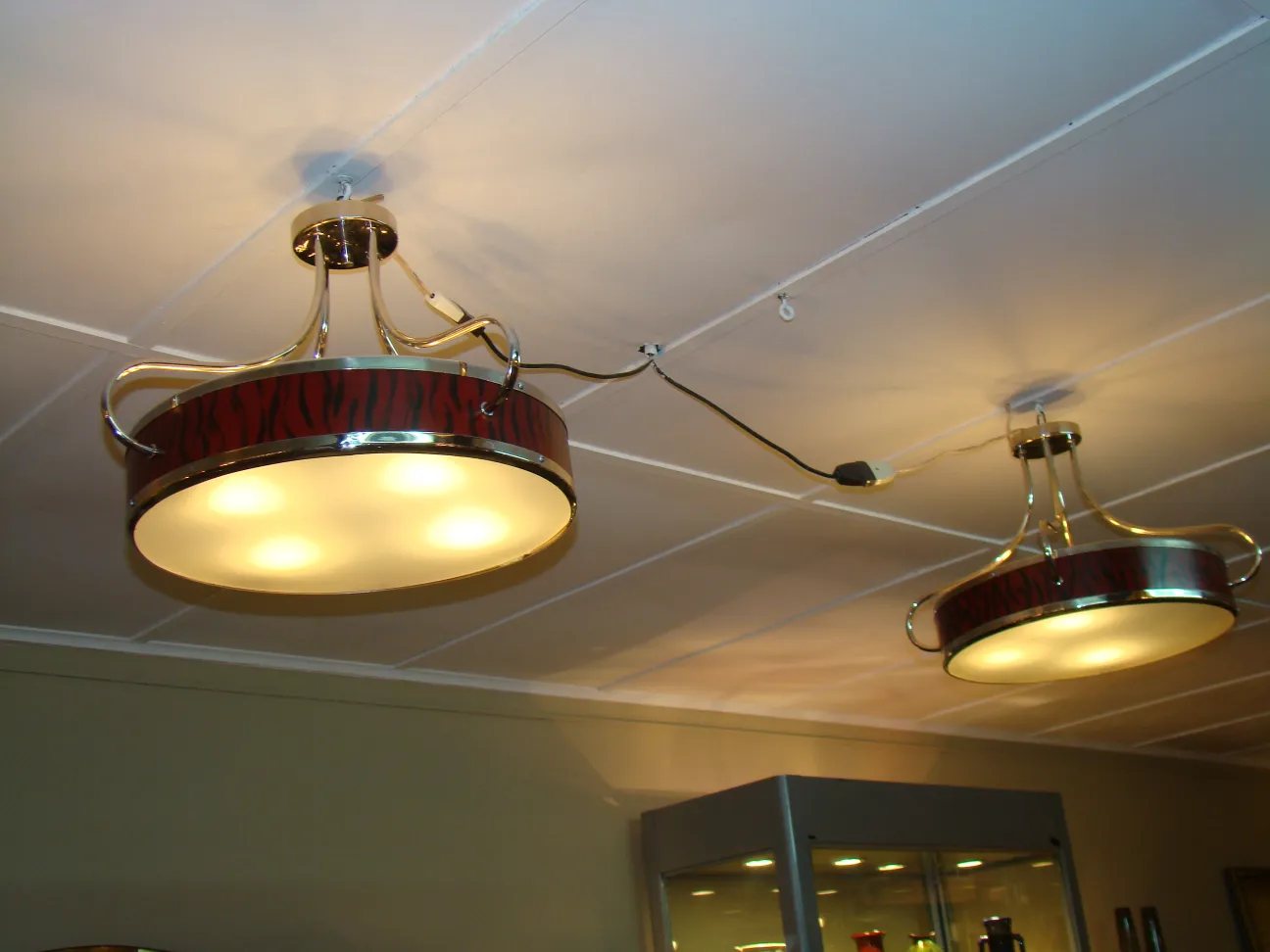 duas lampadas de teto antigas com design moderno