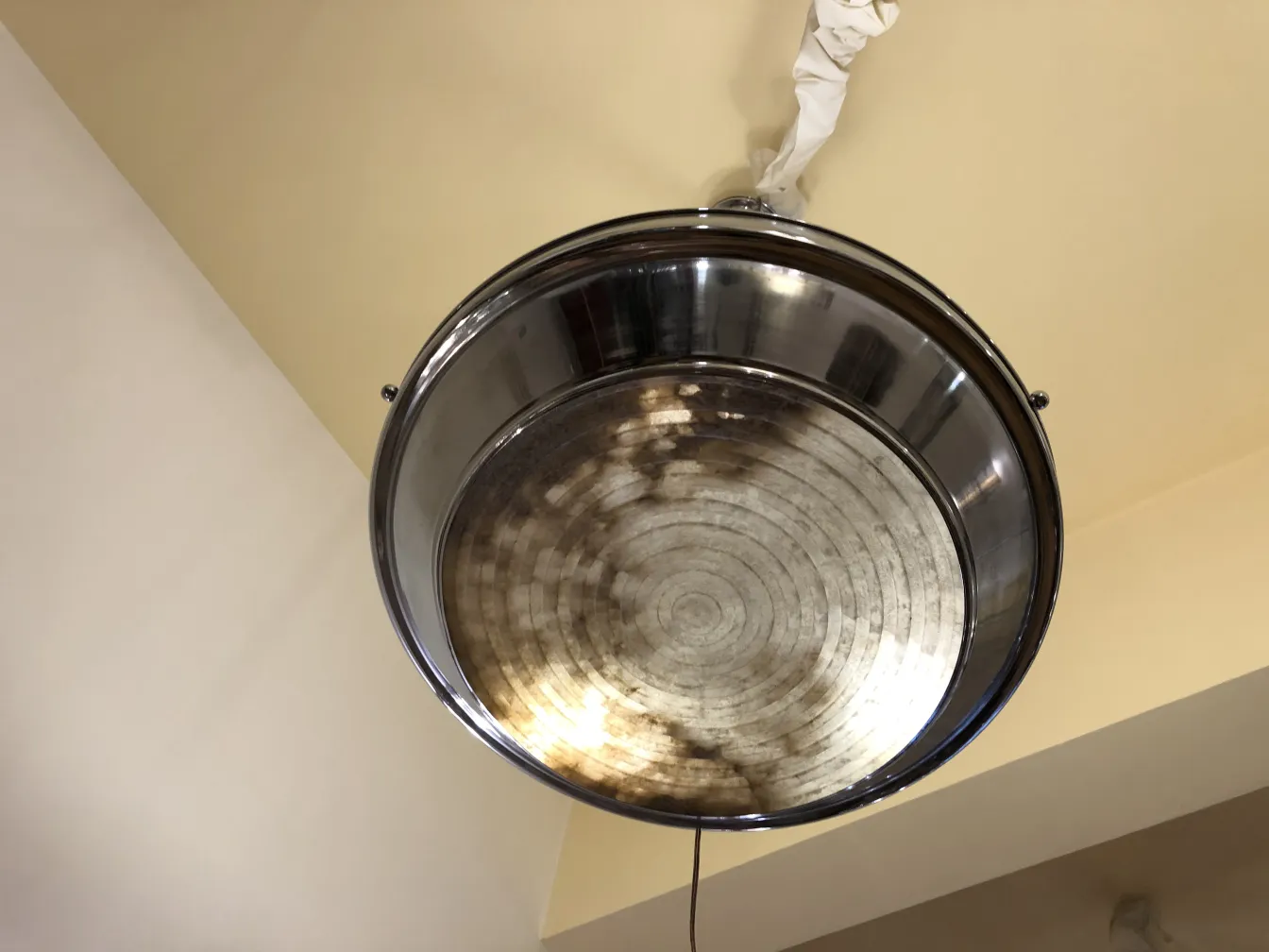 Lampade a sospensione antiche con luce calda in un ambiente accogliente.