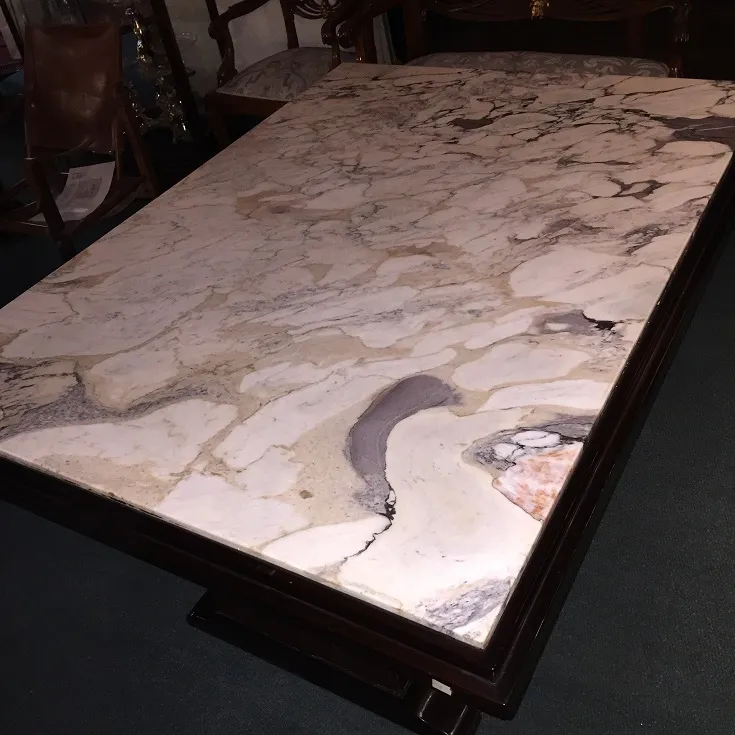 table à manger ancienne pour 6 personnes avec design Art Deco dans un cadre élégant