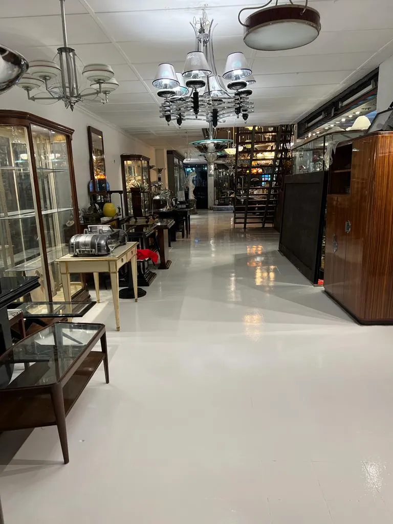 दो प्राचीन लटकते लैंप एक हल्के जगह में