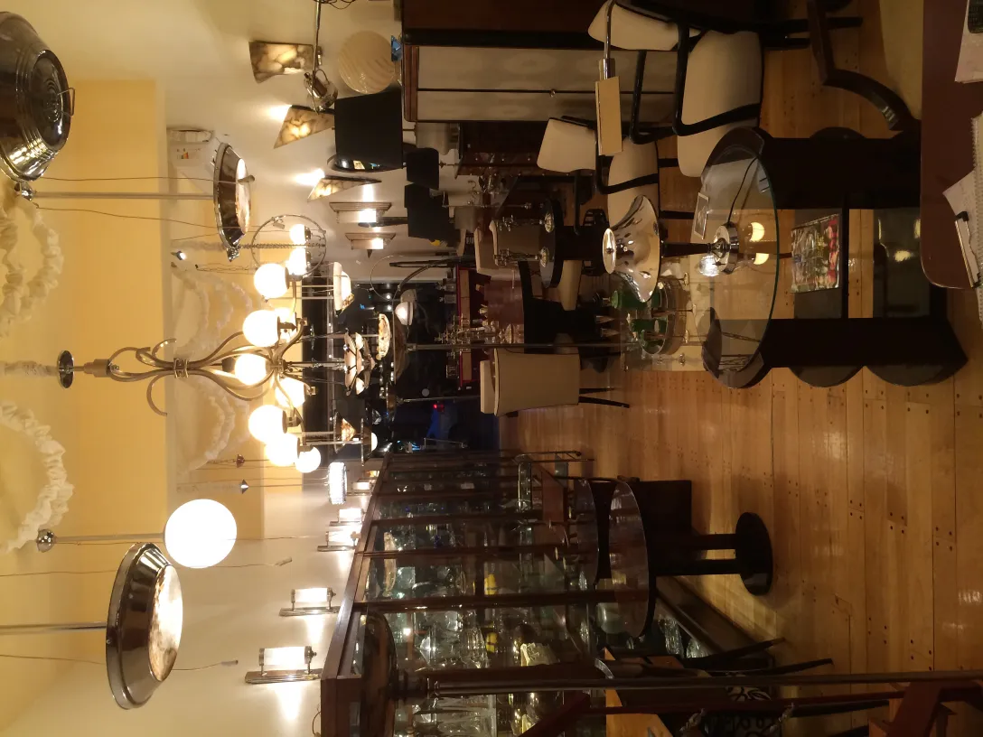 Две старинные подвесные лампы в элегантной обстановке