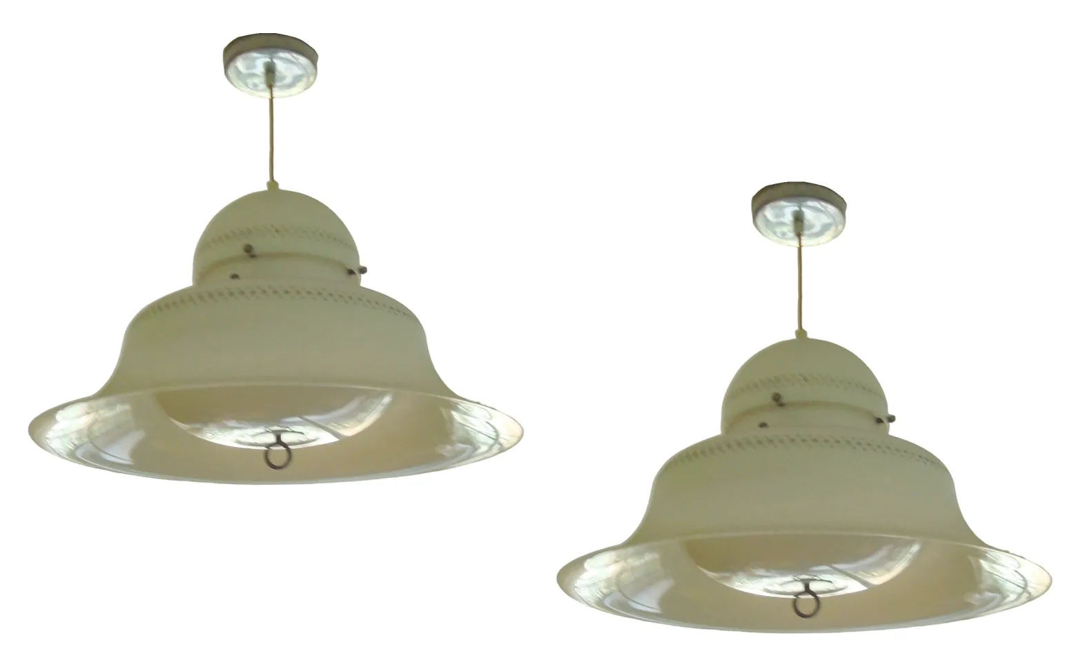 Detalhe de lâmpadas de teto antigas penduradas em um ambiente clássico