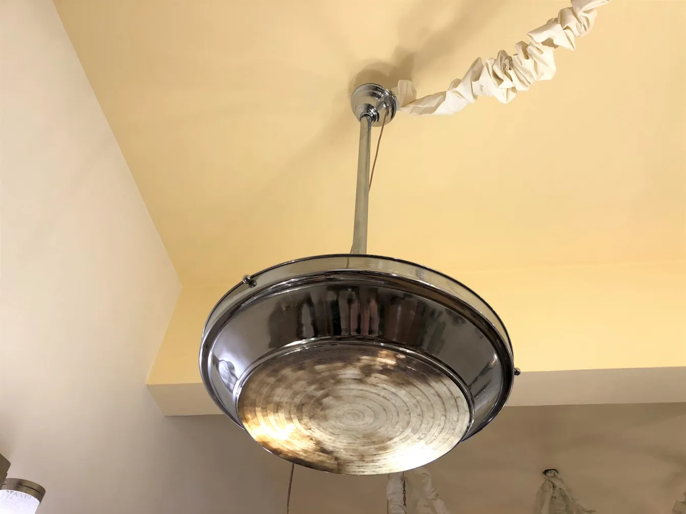 Vista dall'alto di 2 lampade a sospensione antiche rotonde in un ambiente accogliente.