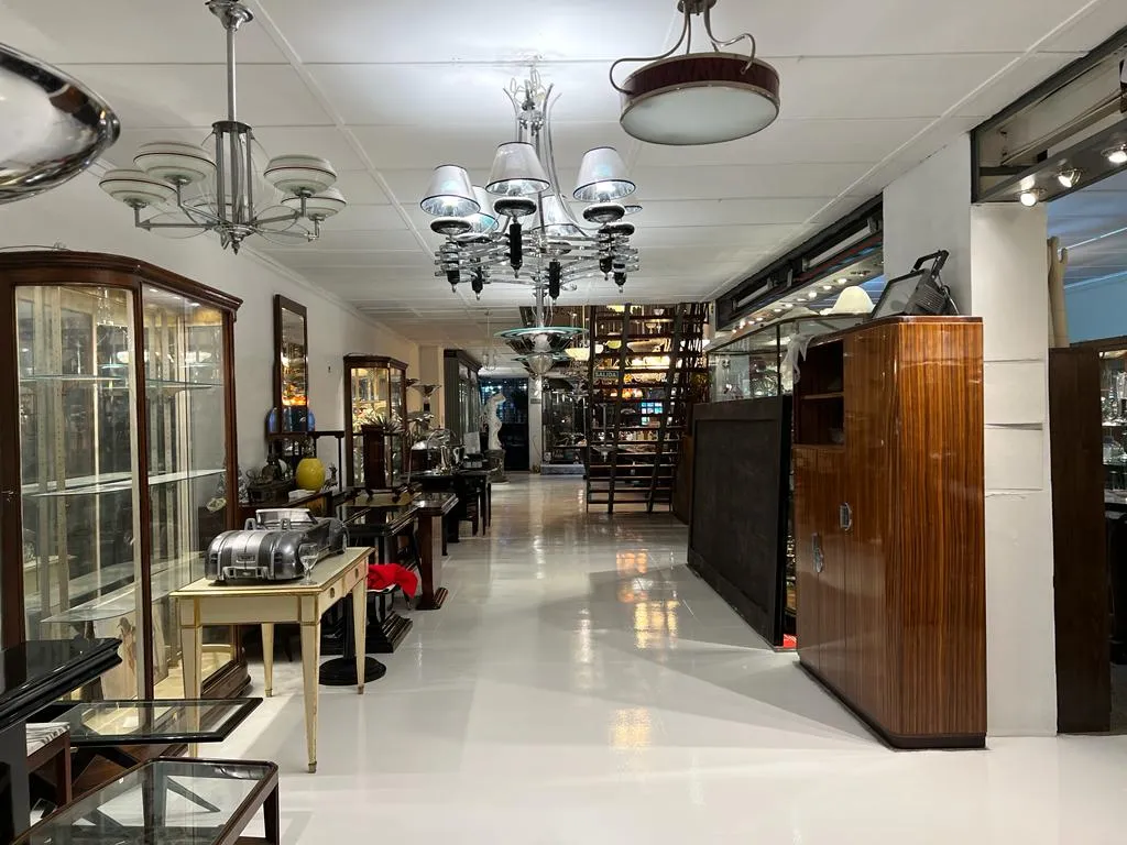 两盞古董吊燈，具有優雅的設計，周圍環境古樸。