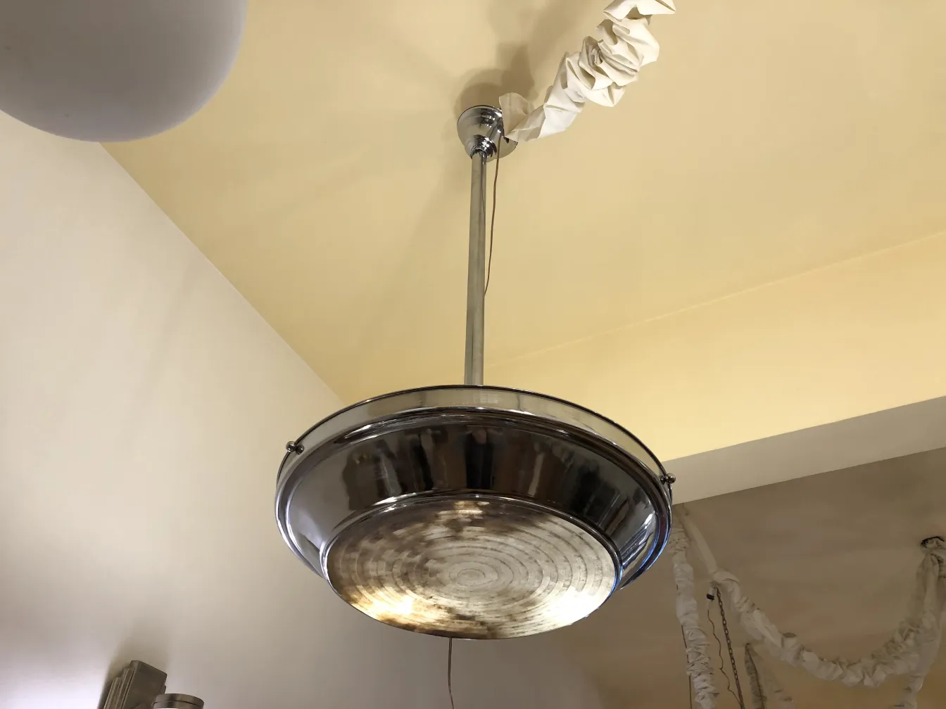 Éclairage ancien avec 2 lustres, décoratifs, ambiance chaleureuse.