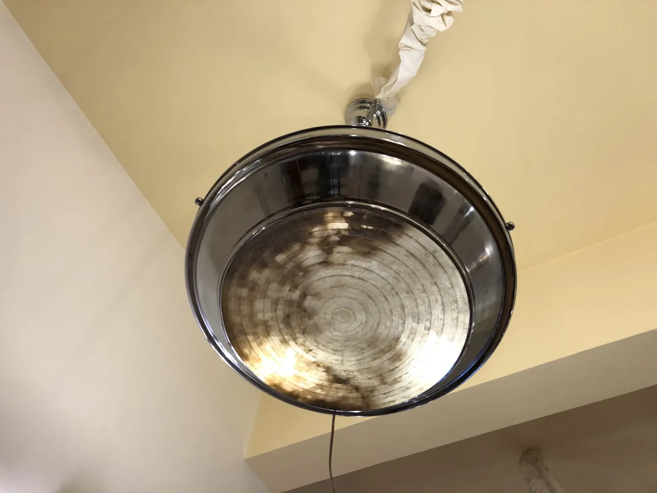 vue de dessus de 2 lustres anciens, avec un design circulaire classique