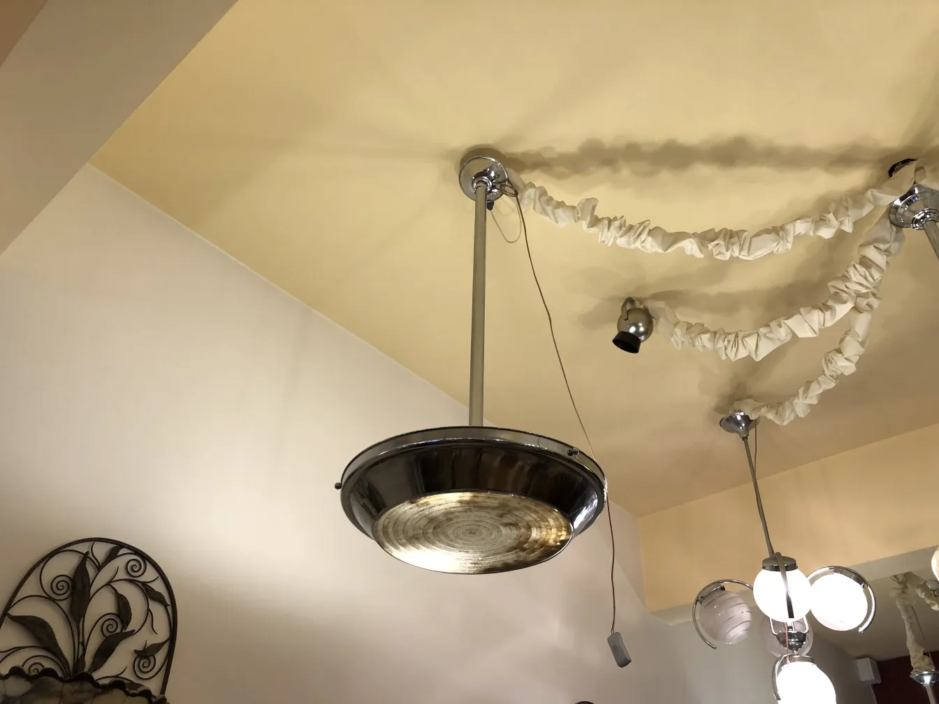 Duas lâmpadas de teto antigas com um design atraente, iluminando o ambiente.