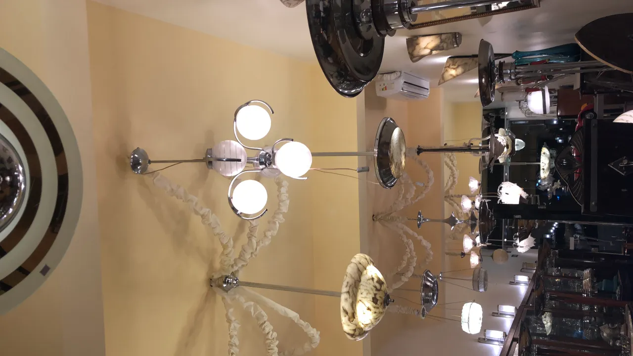 Due lampade a sospensione antiche con luci brillanti ed eleganti in un'atmosfera gioiosa.