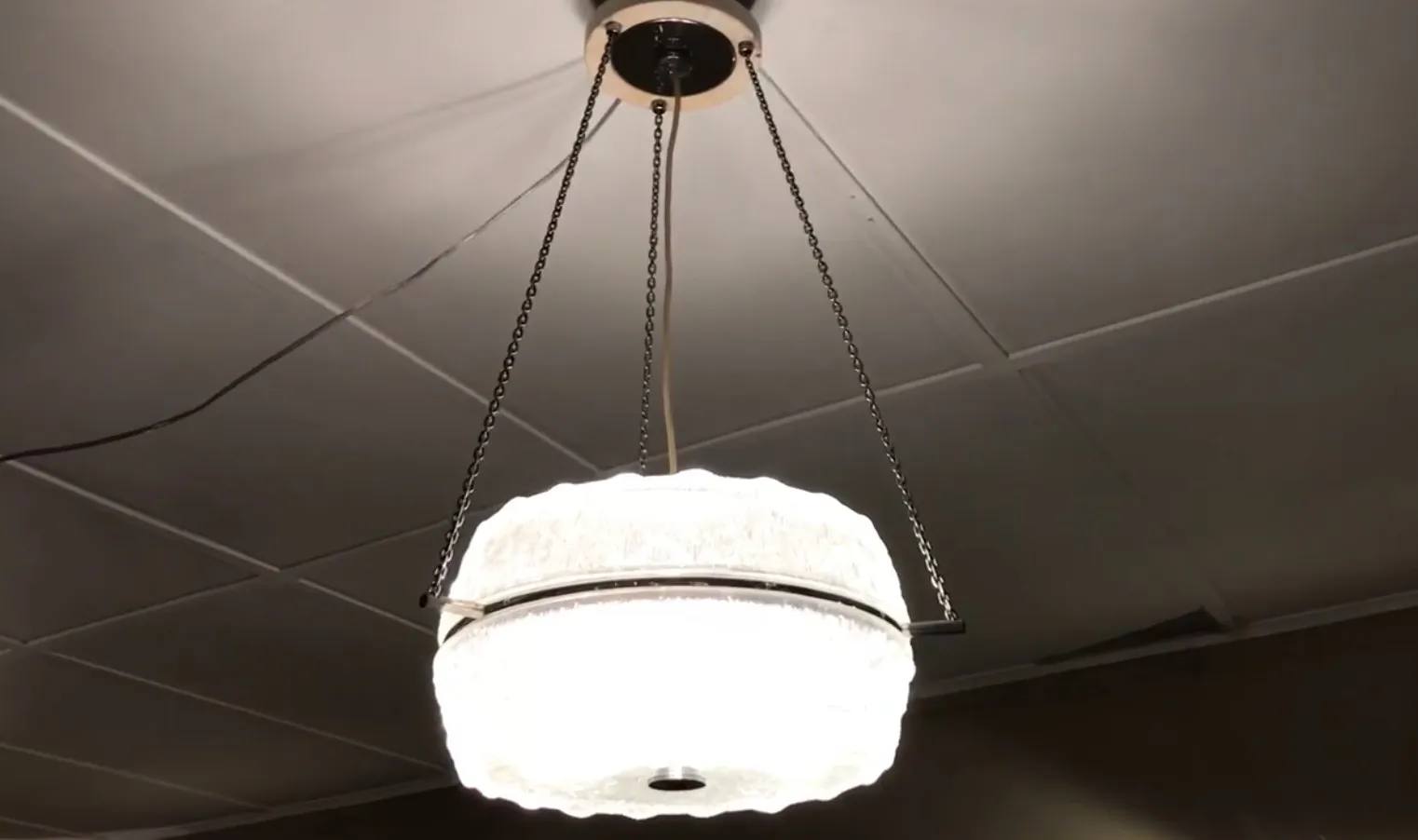 Zwei antike Hängelampen mit eleganten Details hängen.