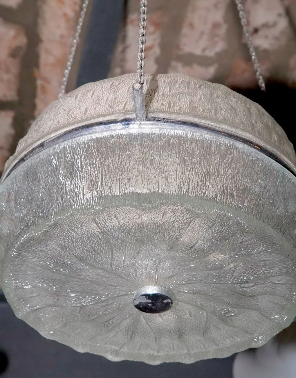 Vue de 2 lustres anciens dans un cadre chaleureux