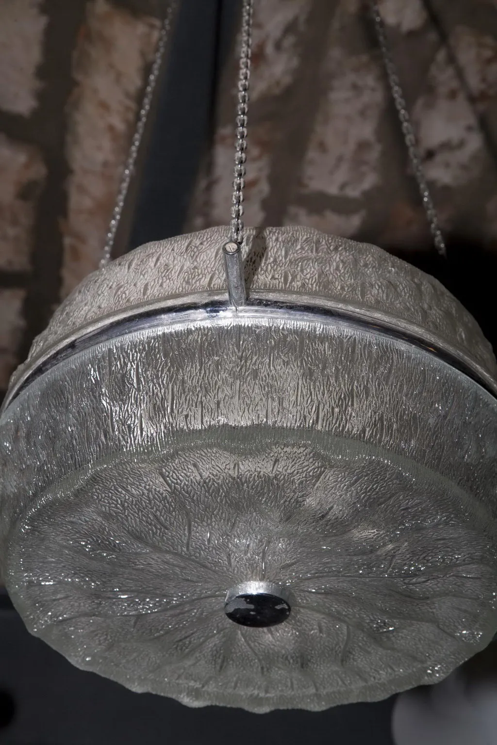 Duas lampadas de teto antigas com design de flor, ambiente aconchegante