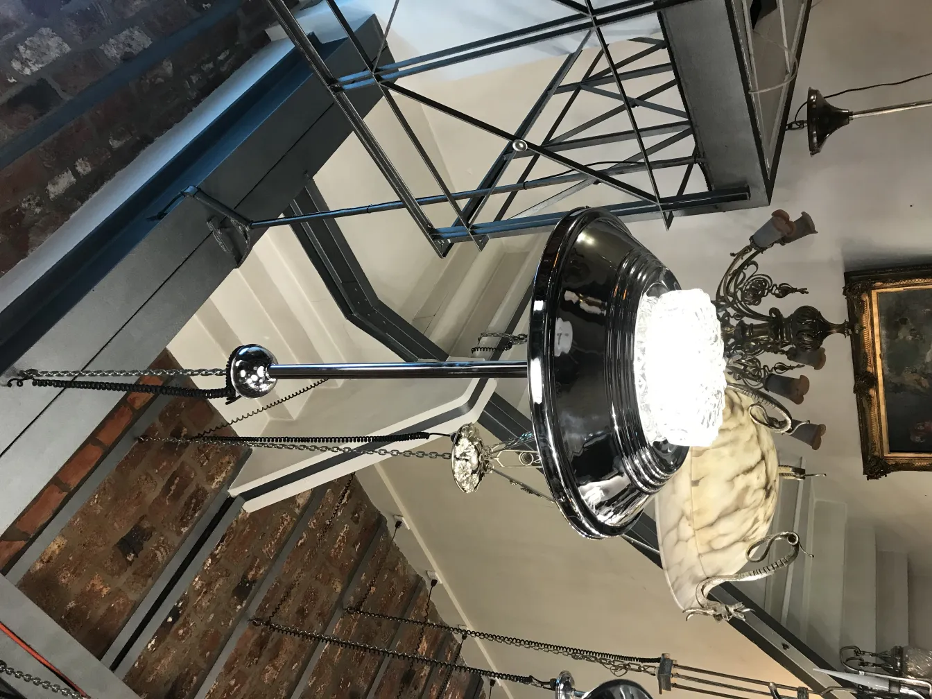 deux lustres anciens avec un design élégant dans un intérieur