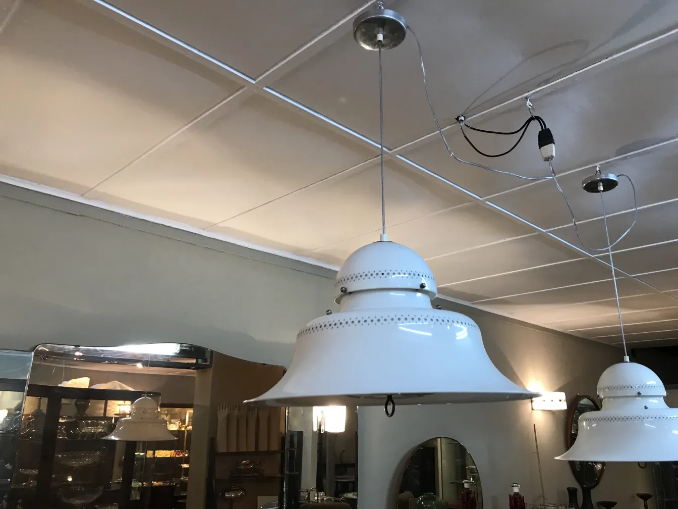 dos lámparas de techo antiguas colgando con detalle decorativo