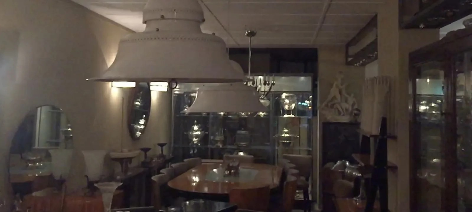 duas lâmpadas de teto antigas penduradas na sala de jantar