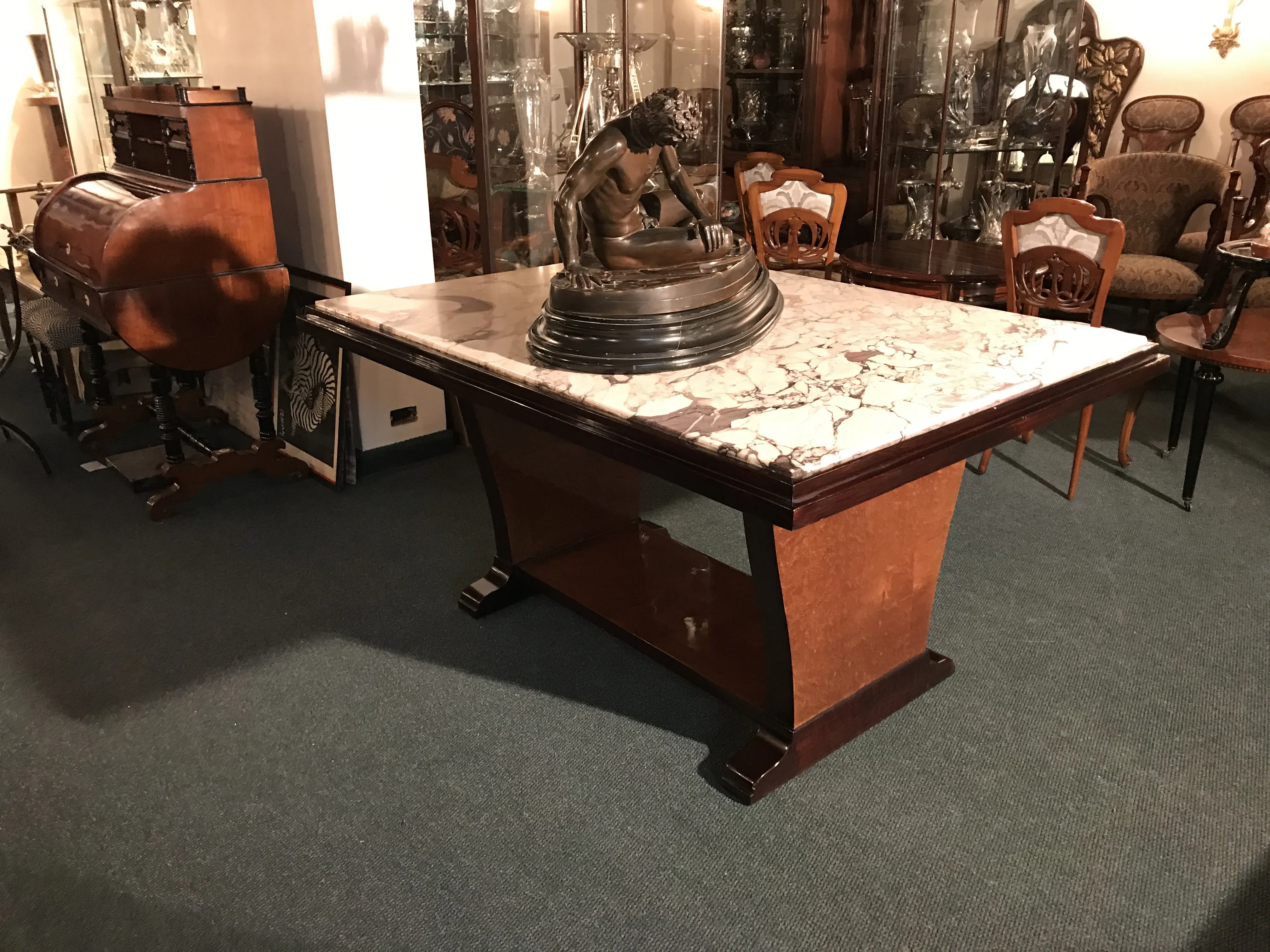 Antiker Esstisch im Art Deco Stil für 6 Personen, elegantes Ambiente.