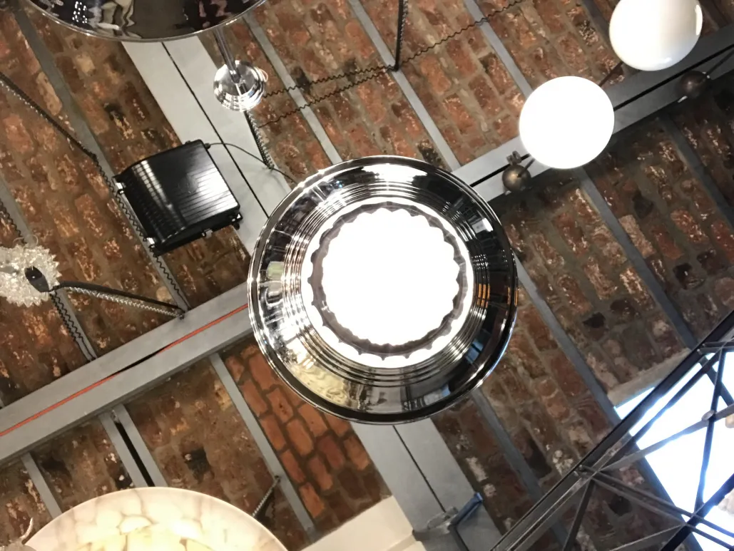 Vue de deux lustres anciens dans un espace décoratif.