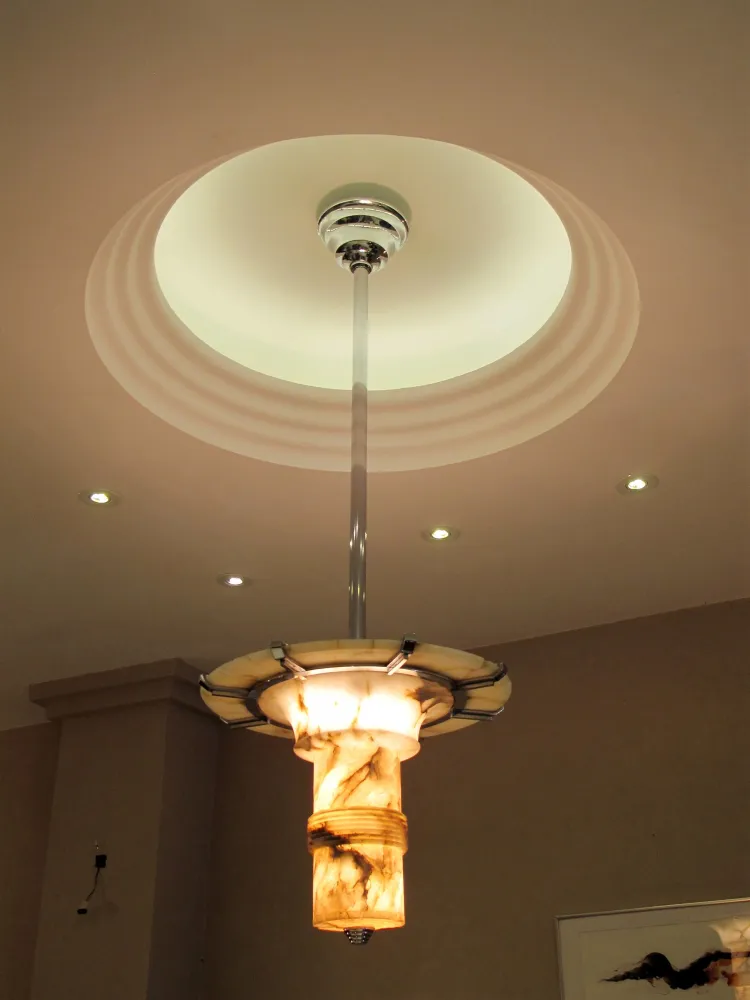 duas lâmpadas de teto antigas em um ambiente elegante