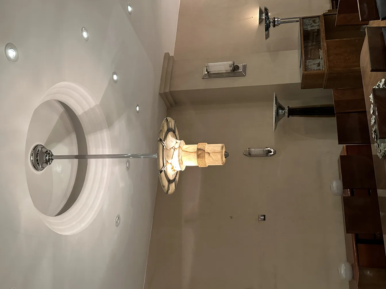 duas lampadas de teto antigas brilhando em um ambiente acolhedor