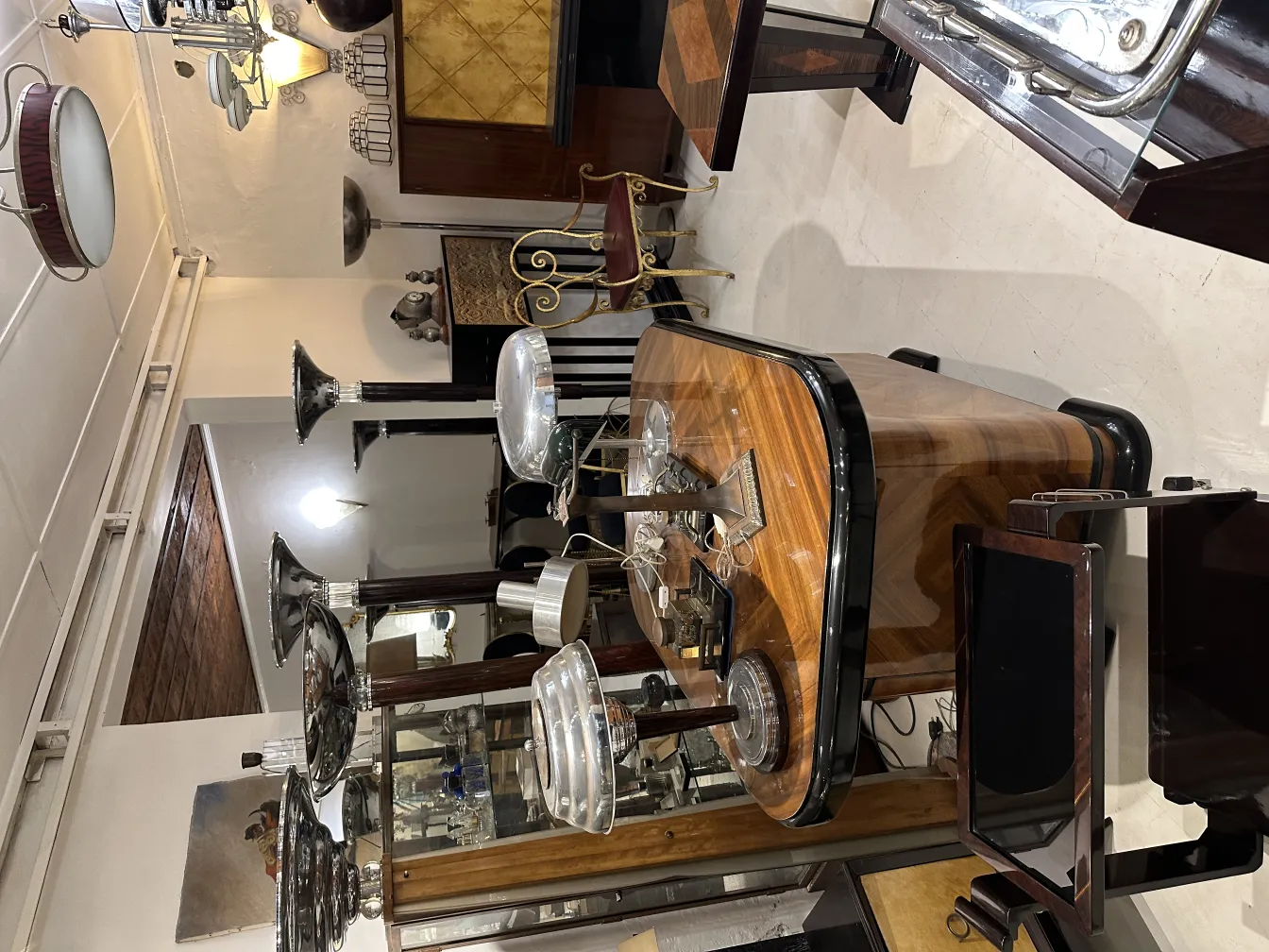 Zwei antike Hängeleuchten mit eleganten Designs in einer dekorativen Umgebung