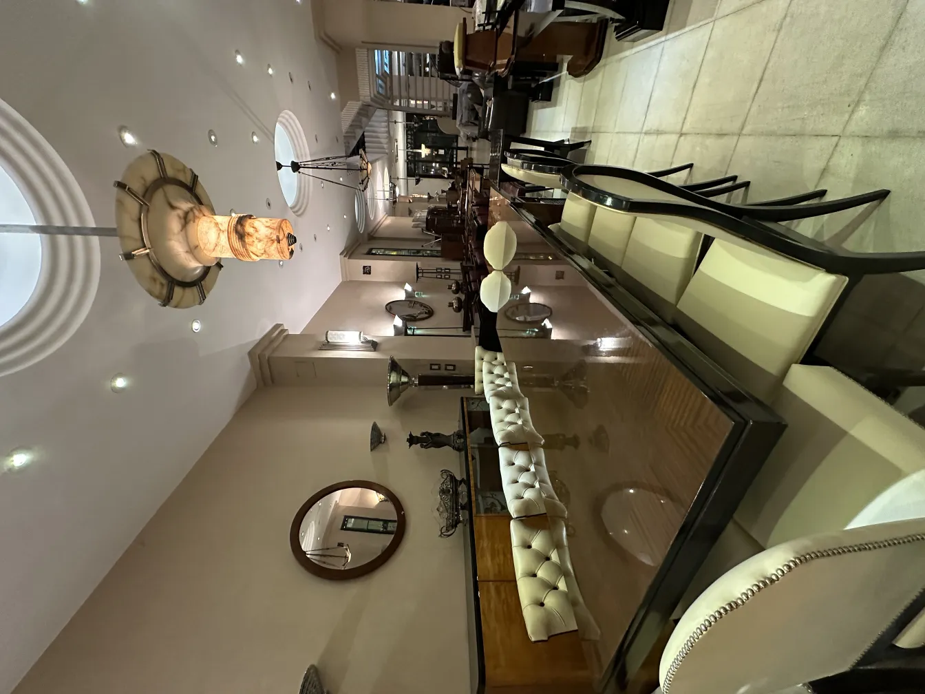 due lampade a sospensione antiche in un ambiente elegante