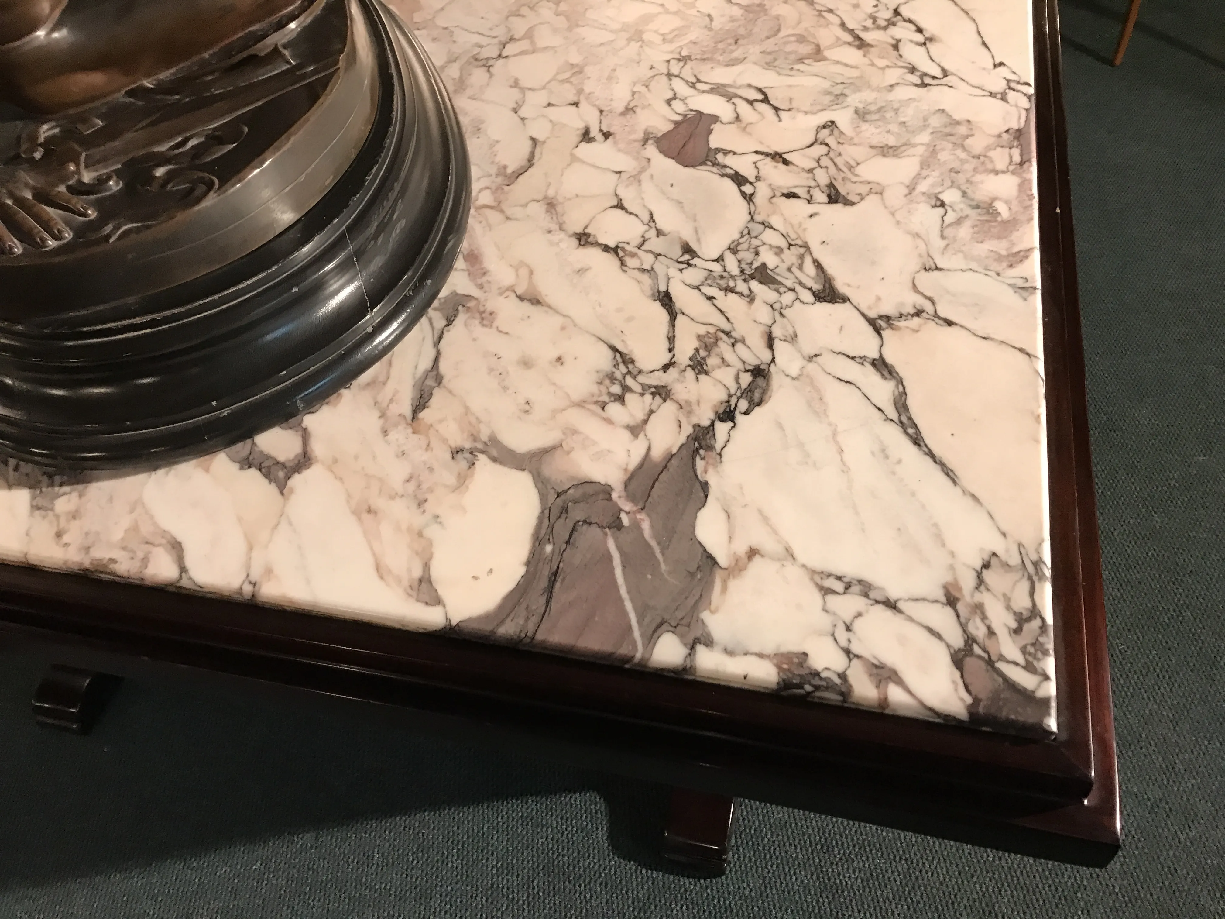 table à manger antique art deco avec surface en marbre dans un cadre élégant