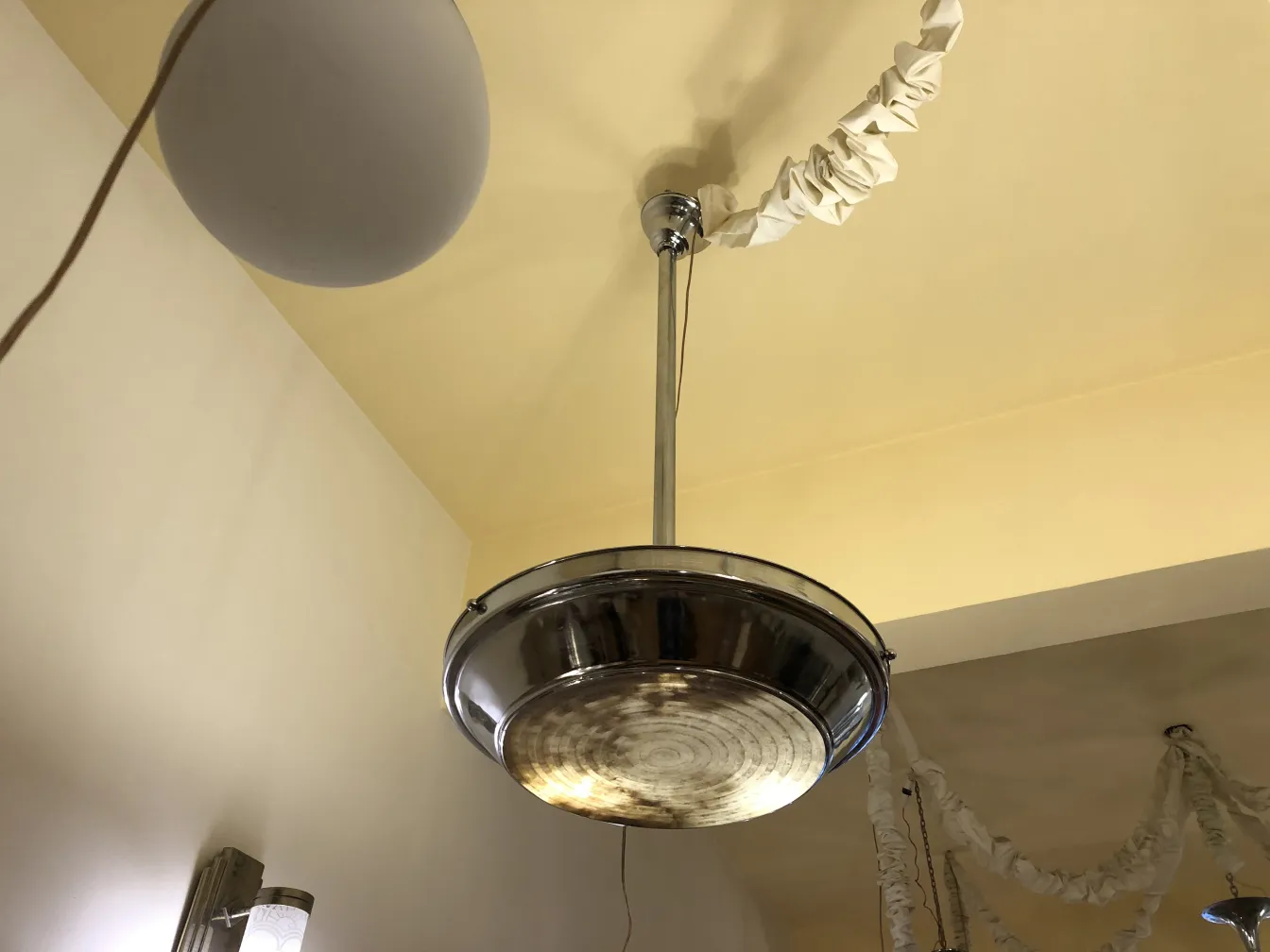 Duas lampadas de teto antigas em ambiente elegante