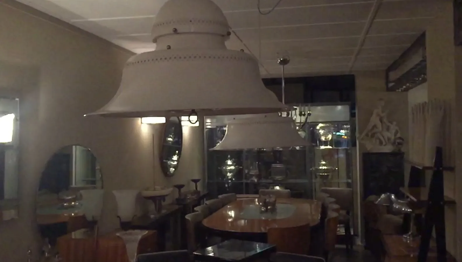 dos lámparas de techo antiguas en un comedor elegante, rodeadas de decoración clásica