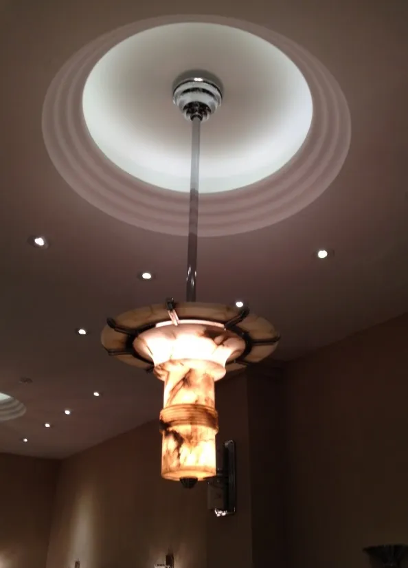 Antigas lampadas de teto com design atraente em ambiente moderno.