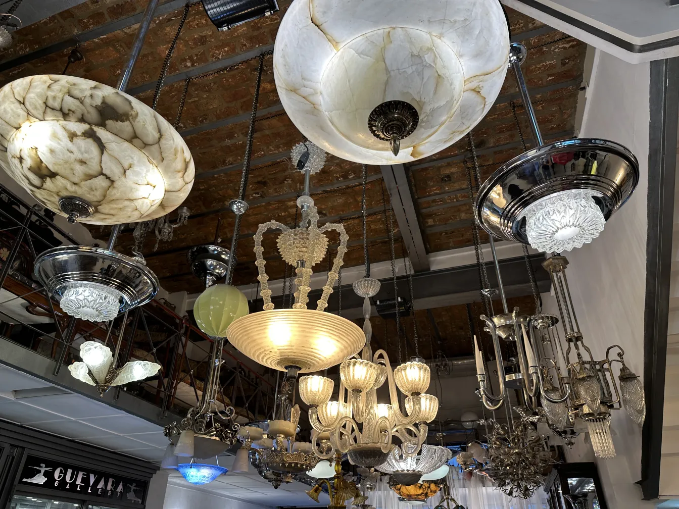 duas lampadas de teto antigas em um ambiente decorativo