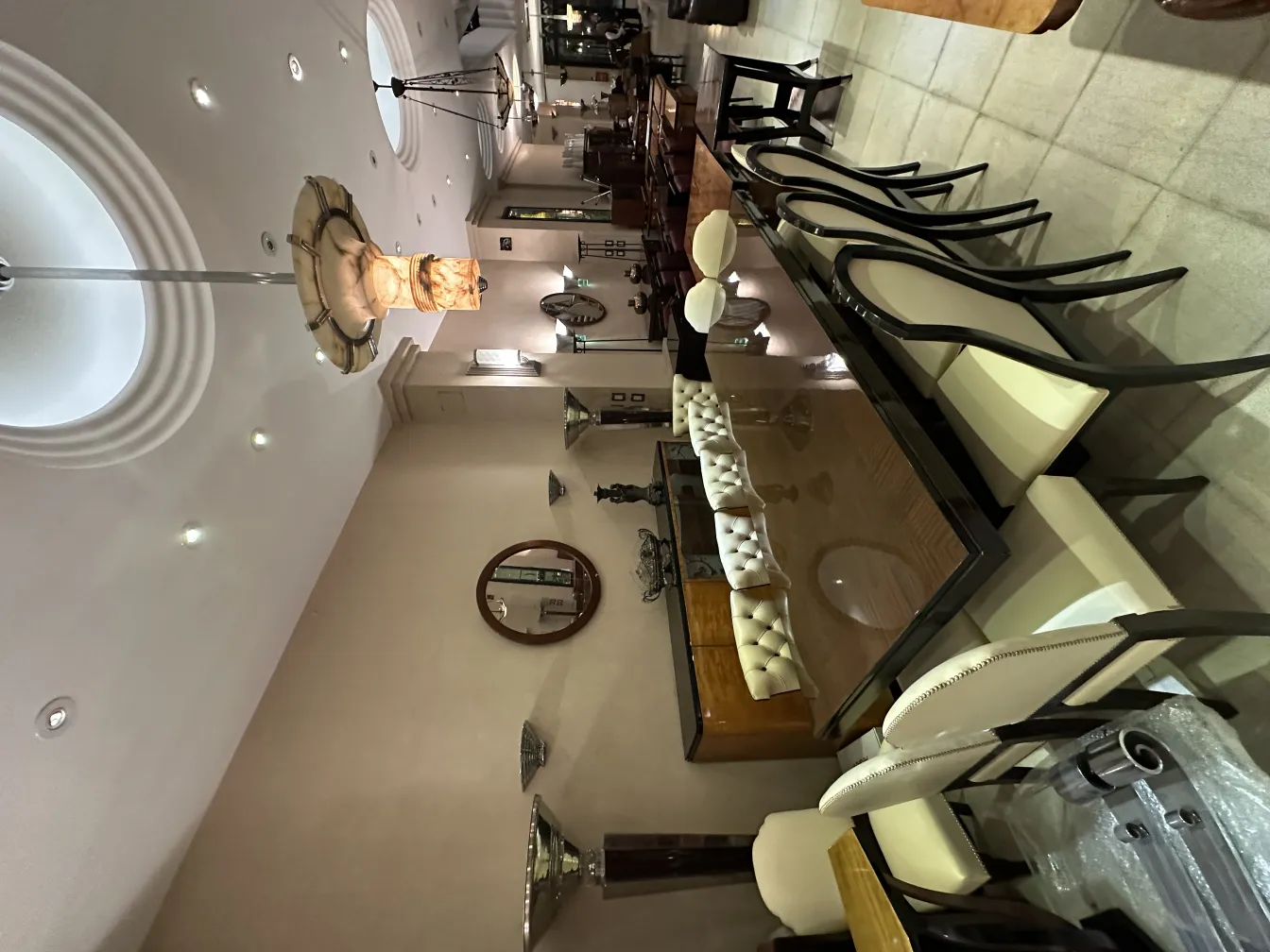 2 lâmpadas de teto antigas em um ambiente elegante