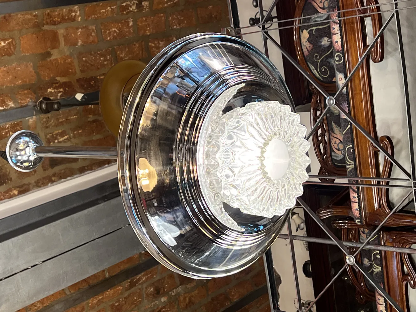 2 lampade a sospensione antiche con design classico e luce brillante