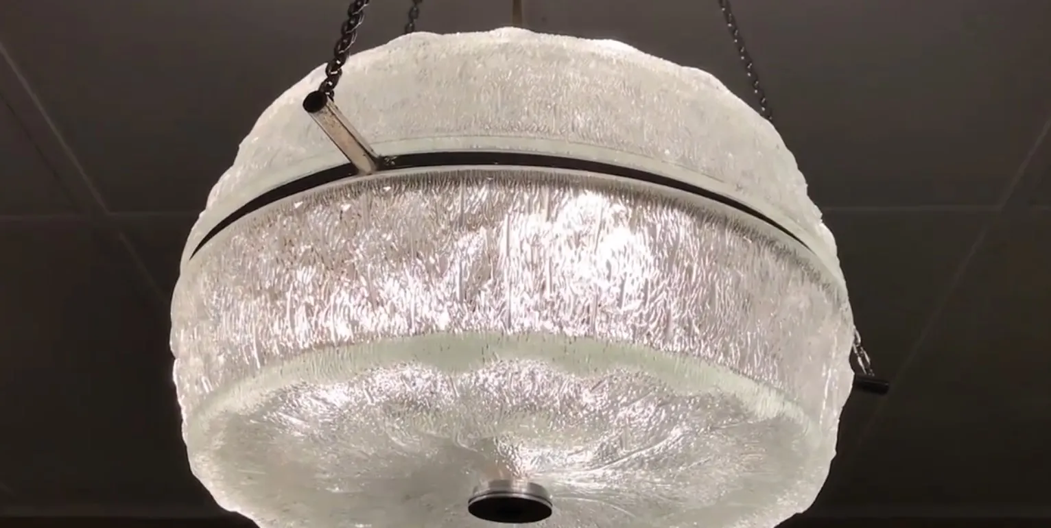 2 lampade a sospensione antiche, progettate elegantemente in un ambiente accogliente.