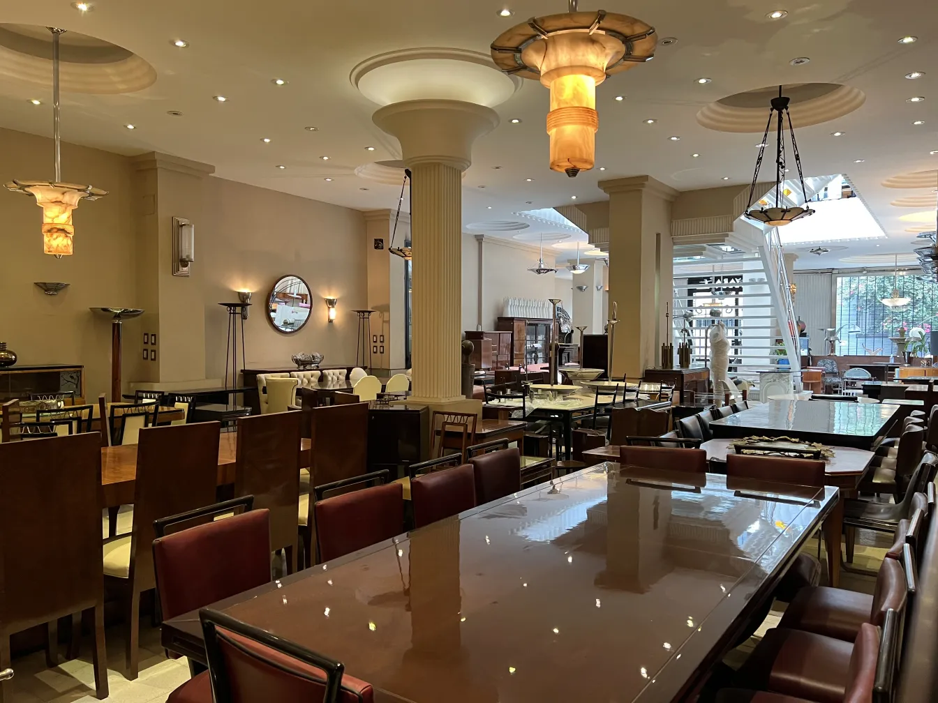 Ambiance avec 2 lustres anciens et des tables élégantes