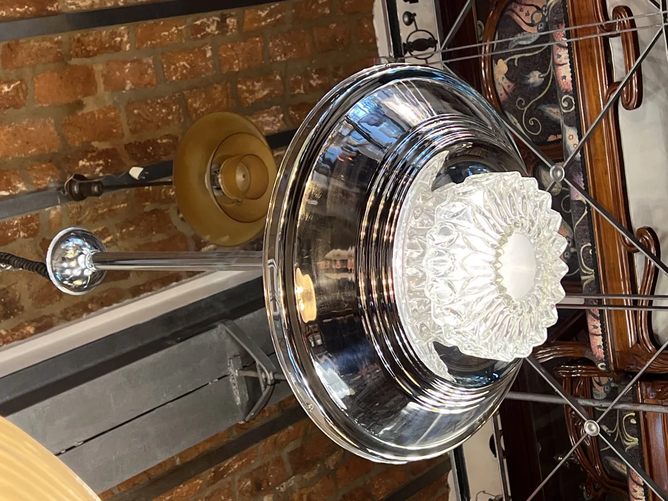 Lampade a sospensione antiche con design classico in un ambiente caldo.