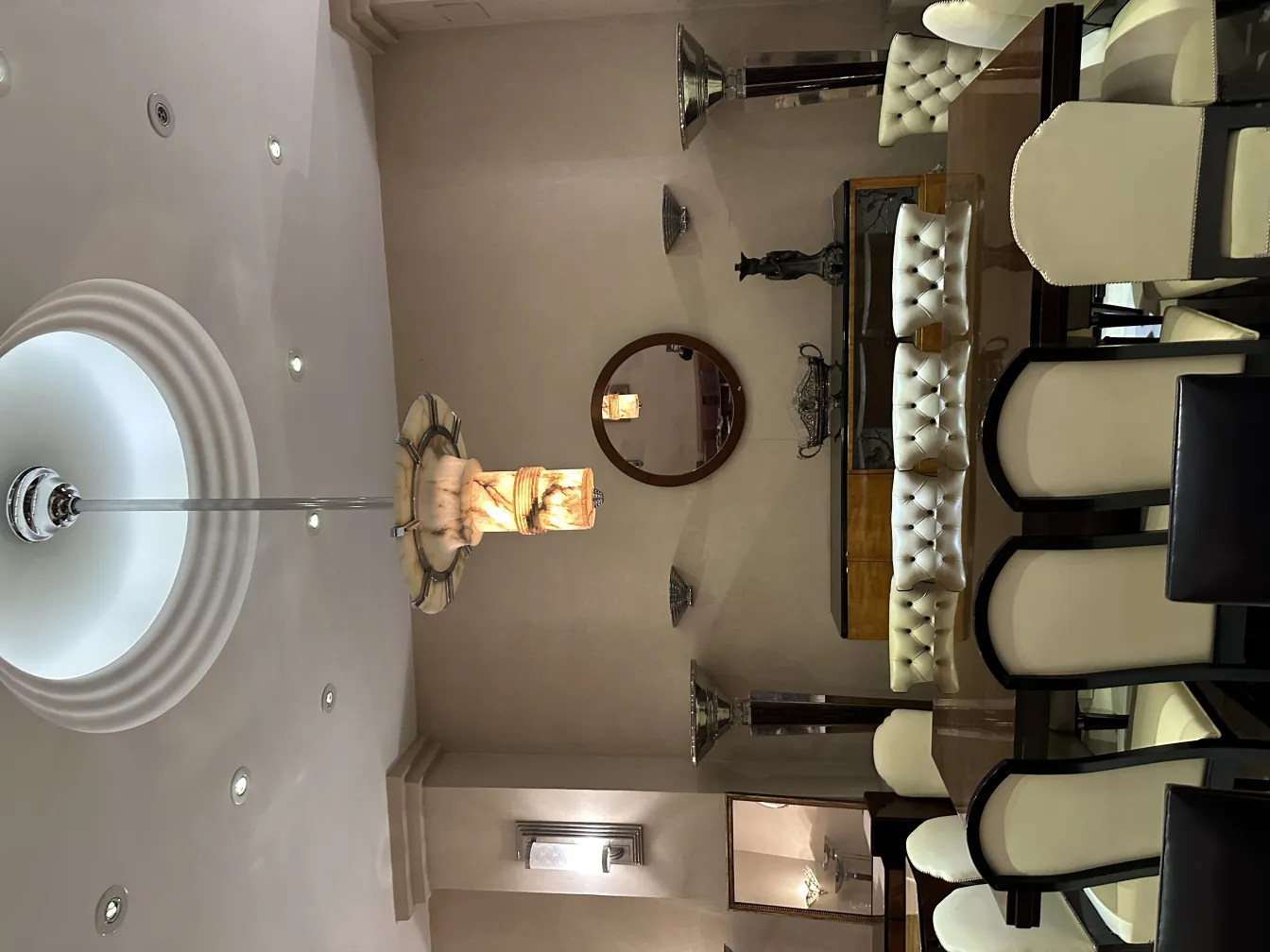 Duas lampadas de teto antigas em um ambiente elegante