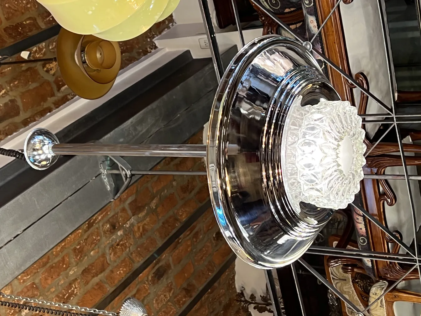 2 lampade a sospensione antiche con design elegante e dettagli decorativi, atmosfera accogliente.