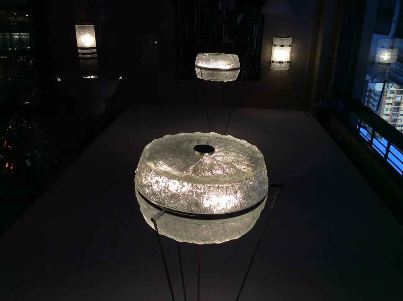 Vue de 2 lustres anciens avec une lumière douce, ambiance chaleureuse.