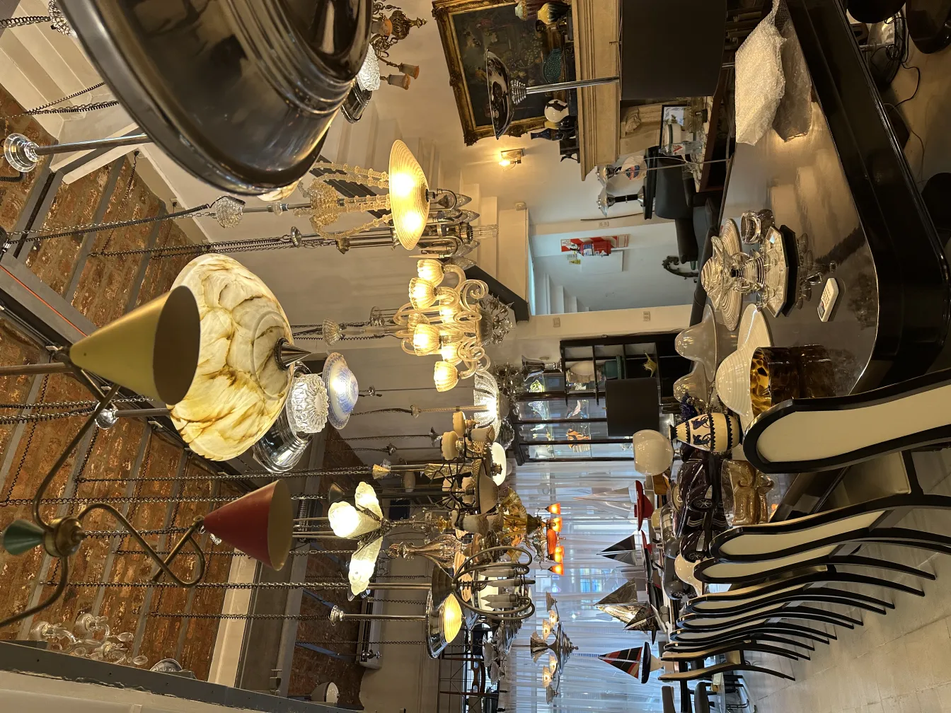 duas antigas lampadas de teto em um ambiente elegante